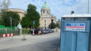 „Ćacilend“ cveta, a toi toi mirišu