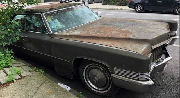 Cadillac koji je bio parkiran 25 godina konačno uklonjen s ulice u Njujorku
