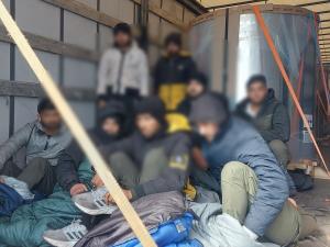Carinici kod Preševa otkrili migrante sakrivene među koturovima aluminijuma