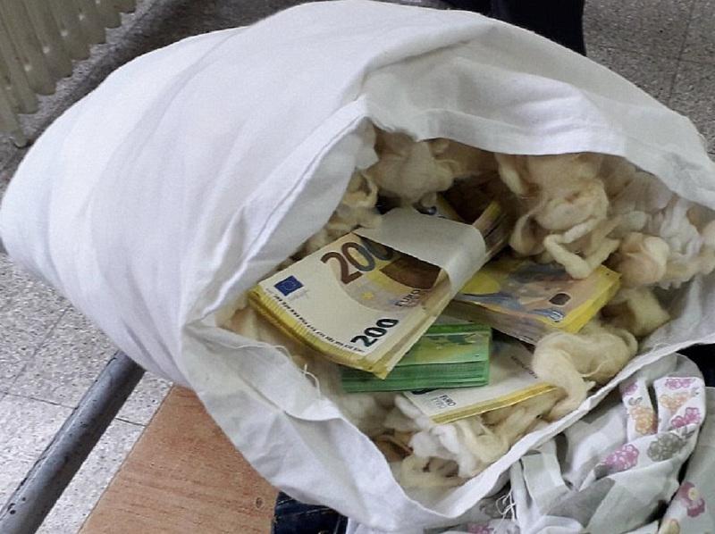 Carinici na Gradini pronašli 114.000 evra ušivenih u jastuku