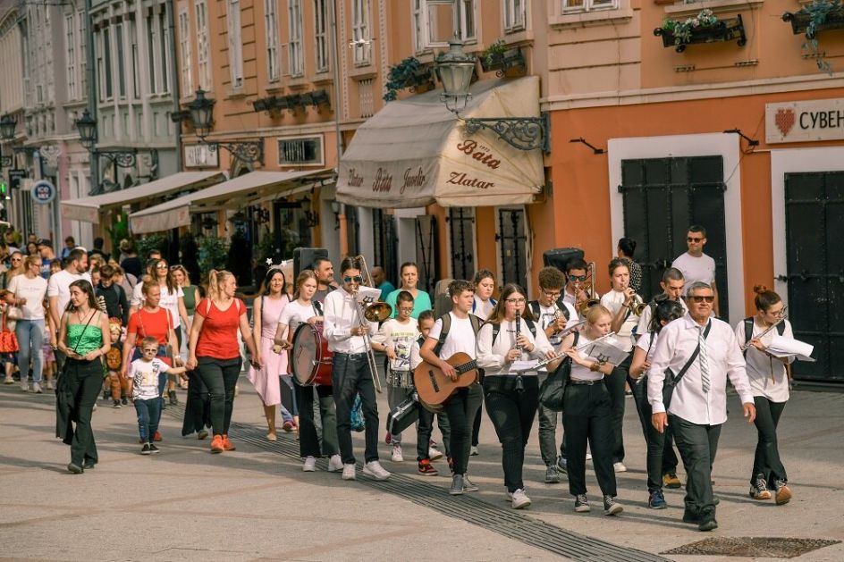Čarolija pod maskama: Stotine dece u povorci najavilo SimfoniFest Novi Sad