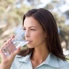 Čaša tople vode na prazan želudac čini čuda: Rešava iz cuga ovih 8 zdravstvenih tegoba!