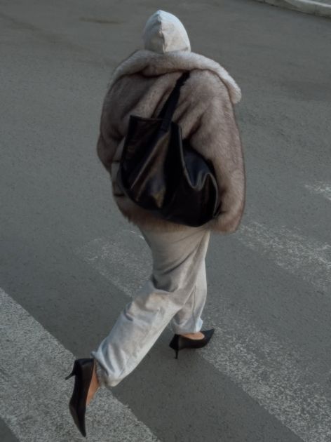 Casual Friday: Kako da siva dukserica sa kapuljačom postane office-friendly komad