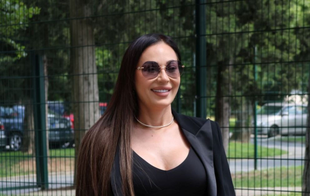 Ceca igrala na sigurno, ali jedan detalj na meti kritika: Dodaje kilograme i širi struk (FOTO)