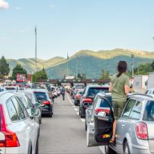 Čekanja do 300 minuta: Ljudi šetaju pored kola, satima ukopani u mestu - kolaps na granicama, a evo kakva je situacija na naplatnim rampama