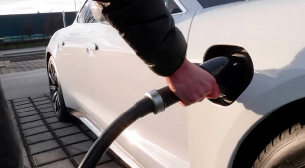 Cena litijuma pala za 75%, a električni automobili i dalje preskupi