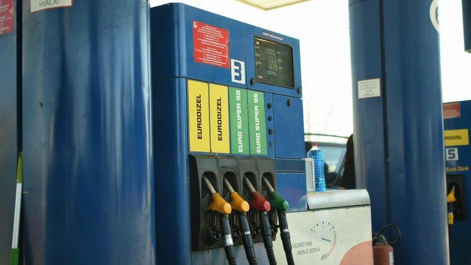Cena nafte pada, a u Srbiji gorivo skuplje