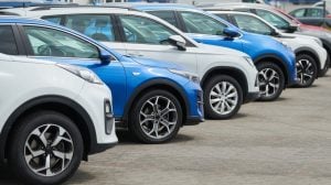 Cene polovnih automobila rastu, ali električni modeli sve brže gube vrednost