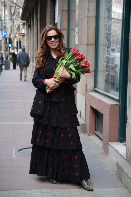 Ceo Beograd gledao u cipele Katarine Radivojević: Haljine je lepa, ali šta je sa obućom? (FOTO)