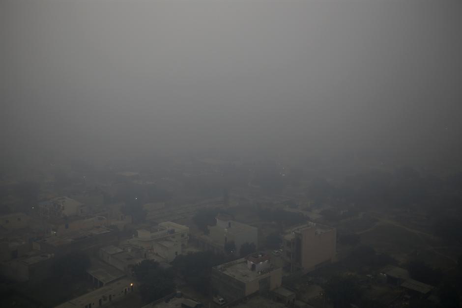 Ceo grad se guši u smogu zbog vatrometa (FOTO)