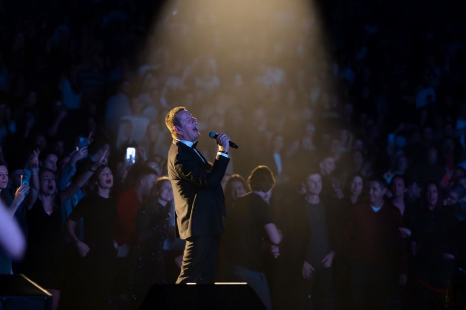 Ćerka Vlada Georgieva zvezda tatinog koncerta: Istrčala na binu i skočila mu u zagrljaj FOTO