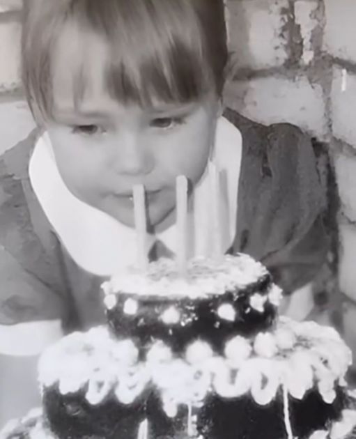 Ćerka poznatog pevača rano je napustila roditeljski dom: Sada je ponovo kod kuće i proslavlja 41. rođendan, prepoznajete li je?
