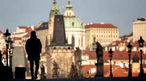 Česi se oprostili od korone i restrikcija gozbom na Karlovom mostu u Pragu