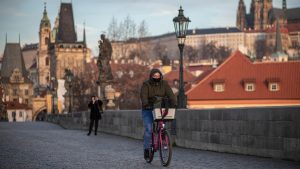 Češka vlada zbog neefikasnih mera prtiv kovida 19 uvodi policijski čas