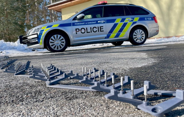 Češki policajci u opasnim poterama koriste šiljaste trake