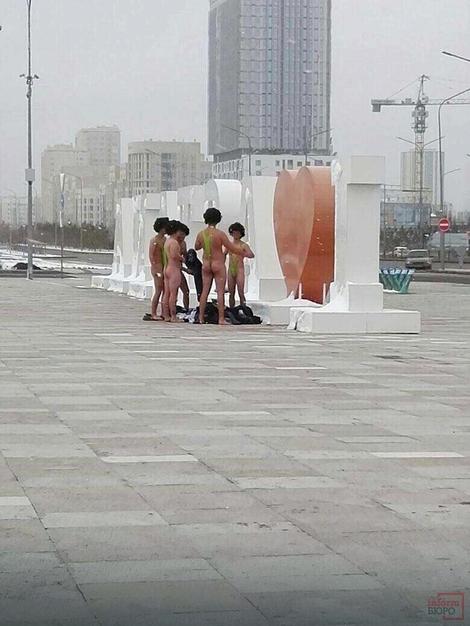 Češki turisti slikali su se u Kazahstanu u BORATOVOM KUPAĆEM KOSTIMU i zaradili kaznu. Nećete verovati ko se ponudio da plati
