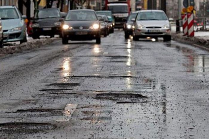 Česti kolapsi u saobraćaju zbog udarne rupe u ulici Pešterskoj