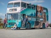 Četiri Holanđanke dvospratni autobus pretvorile u pokretni hostel FOTO
