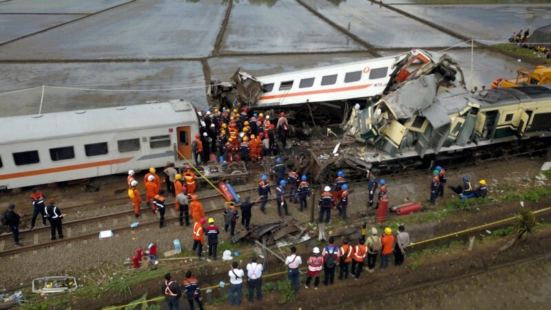 Četiri osobe poginule u  železničkoj nesreći u Indoneziji, desetine povređenih