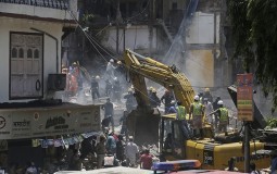 
					Četiri osobe stradale, 30 zarobljeno u srušenoj zgradi u Mumbaju 
					
									