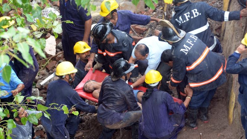 Četiri osobe stradale, 30 zarobljeno u srušenoj zgradi u Mumbaju