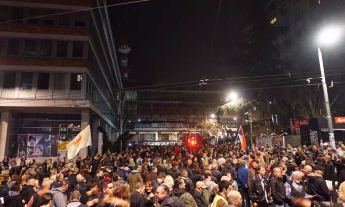Četrnaesti protest 1 od 5 miliona: Građani okružili RTS (FOTO, VIDEO)