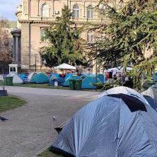 Četvrti dan protesta: Studenti koji traže prekid blokada fakulteta i povratak na nastavu odlučni da istraju sve dok njihovi zahtevi ne budu ispunjeni