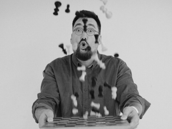 Četvrti roman Stefana Tićmija „Tata kaže gambit“ – škakljive porodične teme prenete na šahovsko polje