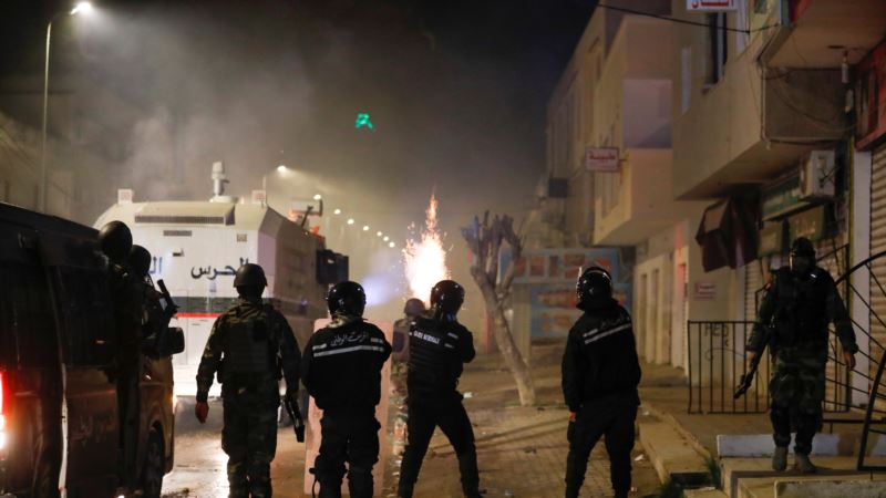 Četvrtu noć nemiri na ulicama Tunisa