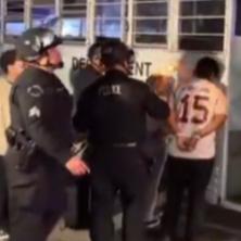 Čini se da je ultimatum upravo istekao: Policijski autobusi jedan za drugim stižu na ulice Los Anđelesa, pune se vezanim demonstrantima