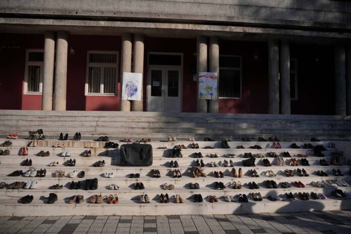 Cipele kao simbol masovnog odlaska iz Dimitrovgrada na prvom zboru i poruka – „biće ih više ako se nešto ne promeni“