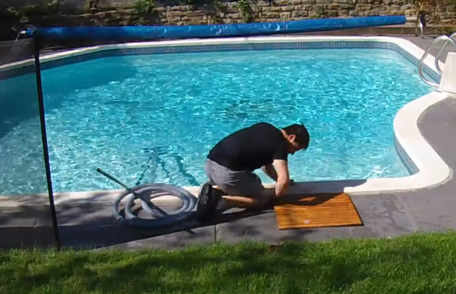 Čistio bazen, pa od šoka upao u vodu: Njega tu nije očekivao VIDEO