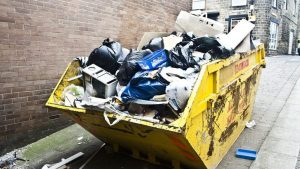 Čistoća odnela 11 kamiona otpada iz dvorišta i kuće koje je vlasnik prikupljao godinama