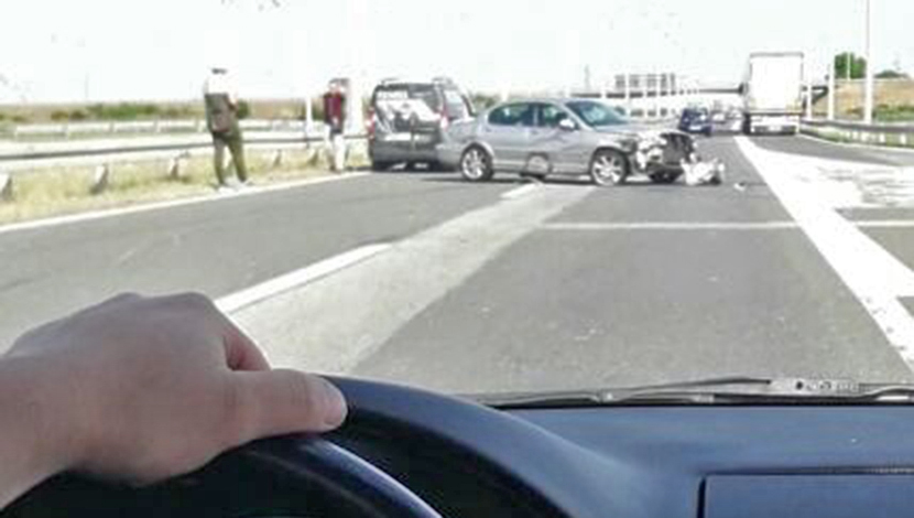 Čitalac nam je poslao alarmantne fotke udesa na auto-putu (FOTO)