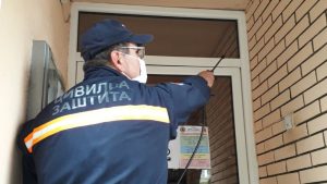 Civilna zaštita grada Kraljeva dezinfikuje ulaze u stambenim zgradama