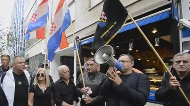 Članovi proustaške stranke prete Plenkoviću, spalili primerak Novosti