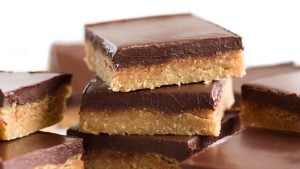 Čoko kocke sa kikiriki puterom: Preukusan desert bez pečenja koji je gotov za 10 minuta