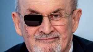 Čovek koji je nožem ranio Salmana Ruždija osuđen na 25 godina zatvora