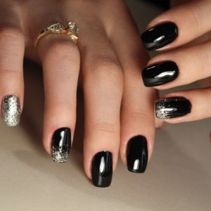 Crni nokti za doček Nove godine: Elegantni nokti koji idu uz sve