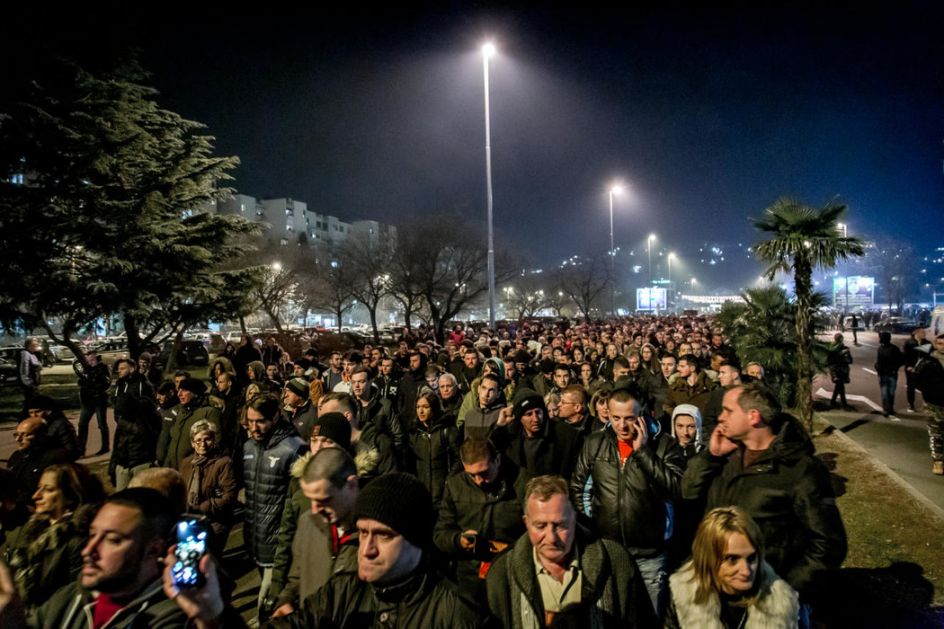 Crnogorska vlast predlaže privremenu obustavu primene Zakona o slobodi veroispovesti, Amfilohije pozvao na litije; Evropska komisija pozdravila obustavu