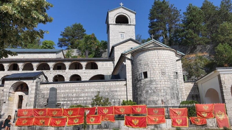 Crnogorske zastave na objektima Srpske pravoslavne crkve 