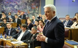 
					Crnogorski premijer poručio policiji da ne primeni silu prema narodu i sveštenicima, skup u toku 
					
									