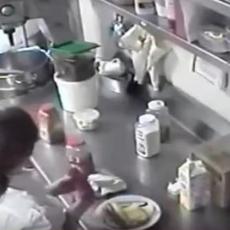 Čudna konobarica je gurala kobasicu u sebe i onda je poslužila mušteriji kao hot dog! (VIDEO)