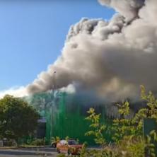 Čula se snažna eksplozija, plašimo se da se požar ne proširi Buktinja raznela skladište poznate kompanije - Vatrogasne sirene odjekuju gradom (VIDEO)