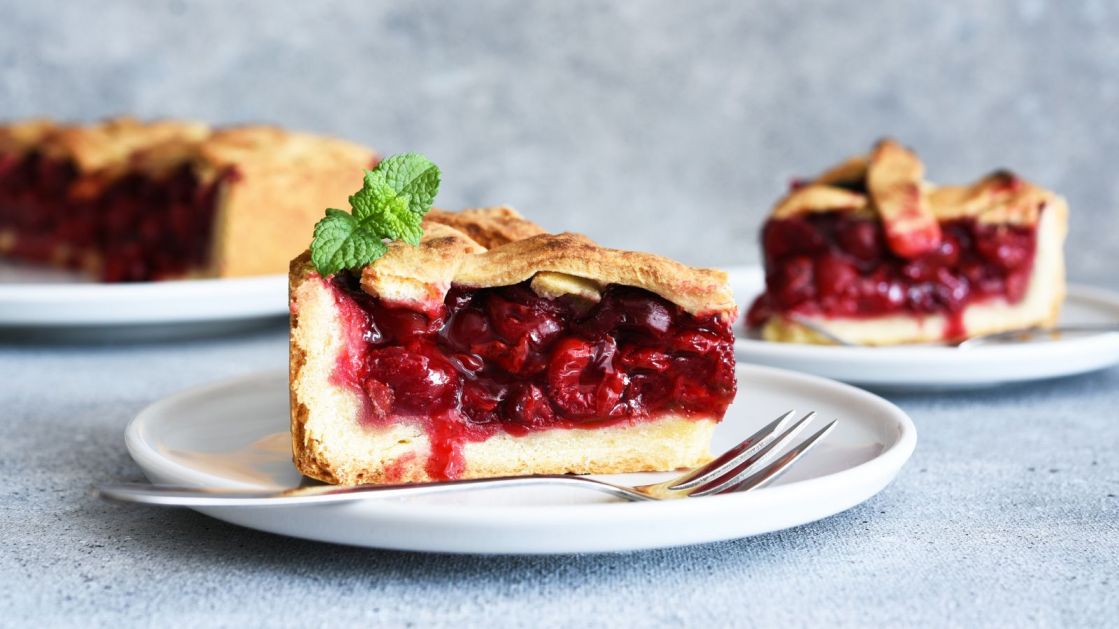 Čupava lenja pita sa višnjama kao iz bakine kuhinje
