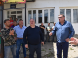 Cvetanović i Drobnjak obećali asfalt meštanima leskovačkog sela koji su odlučili da bojkotuju izbore