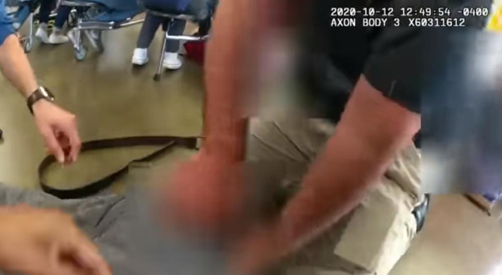 DA JE ŠERIF SPORIJE REAGOVAO, POSETA UČENIKA KANTINI BI BILA FATALNA: Policijska kamera snimila herojsku akciju na Floridi (VIDEO)