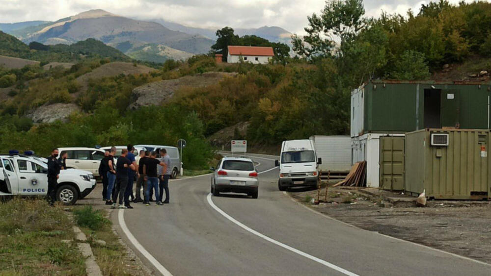 DA LI JE OVO NOVA PROVOKACIJA KOD JARINJA: Kosovska policija postavila kontejnere, građani uznemireni