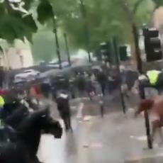 DA NIJE TUŽNO BILO BI SMEŠNO: Policajka u Londonu jašući konja sudarila se sa semaforom (VIDEO)
