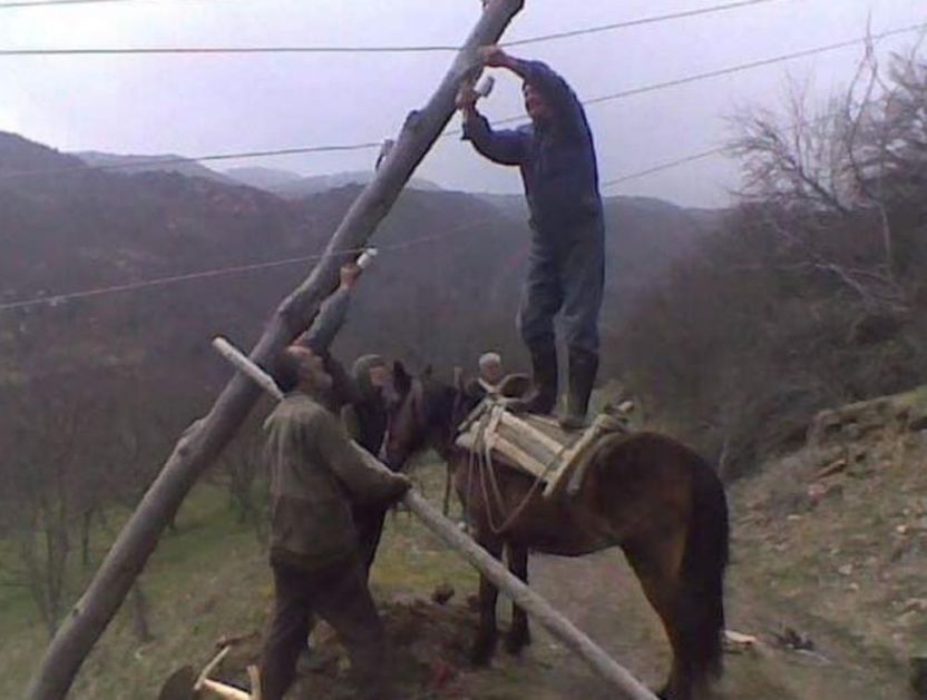 DA, OVO JE SLIKA IZ 21. VEKA: Radnici elektrodistribucije se nisu pojavili, pa su Bjelopoljci uzeli stvar u svoje ruke, a i konj je pomogao! (FOTO)